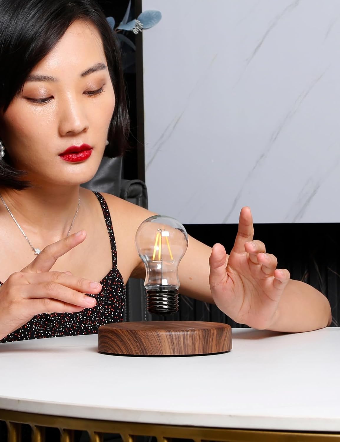 Levitating Bulb Lamp, Magnetic - مراجعة The Office Tech وسعره